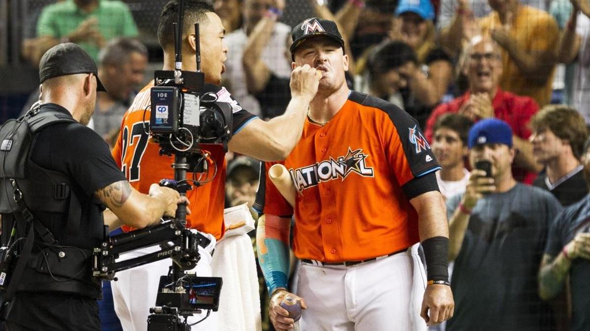 Giancarlo Stanton y Justin Bour, de los Marlins, en el Homerun Derby en el Marlins Park, el 10 de julio.