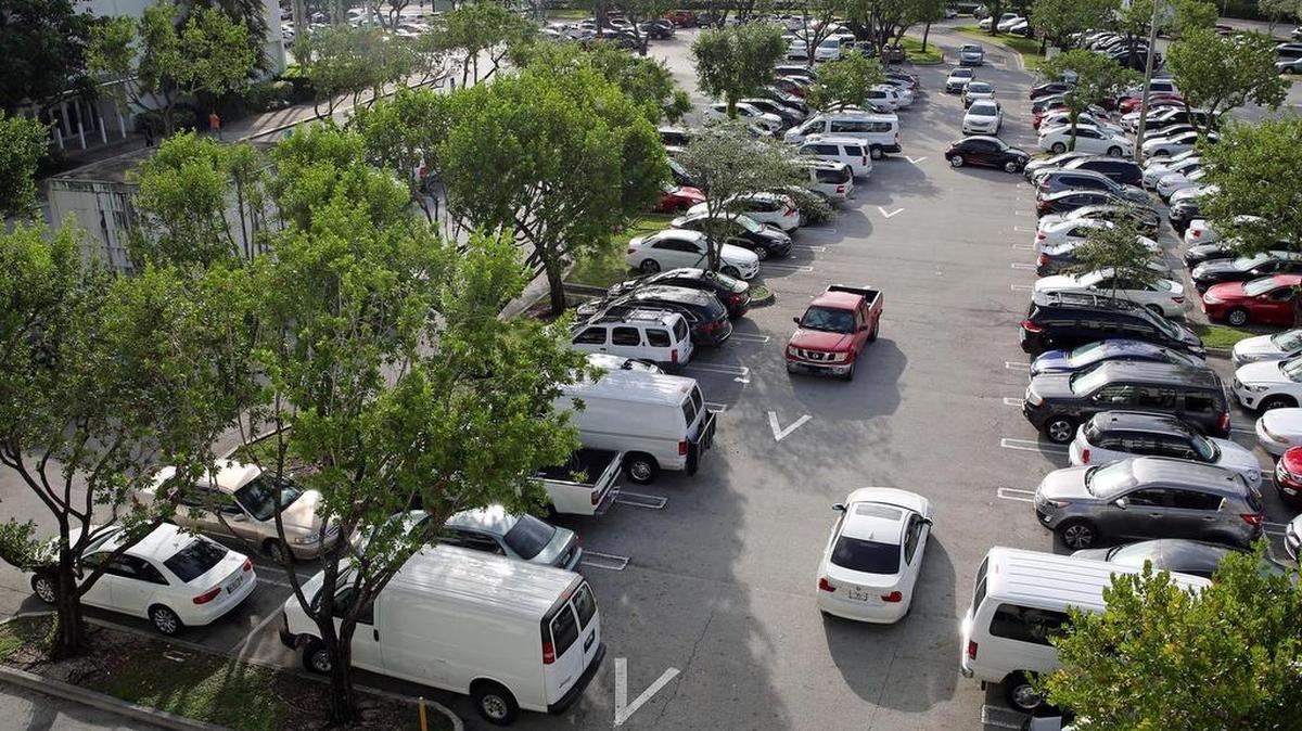 El estacionamiento del Dadeland Mall está lleno el pasado 21 de octubre. Estacionar en Miami puede ser con frecuencia una pesadilla.