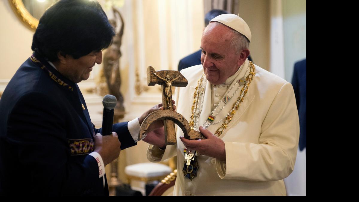 
El presidente boliviano Evo Morales le entrega al Papa Francisco un crucifijo en forma de hoz y martillo.
