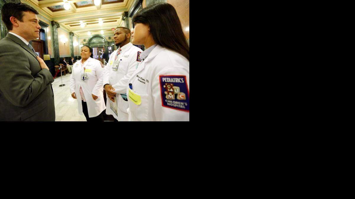 
Varios pediatras del Centro Médico de la Universidad de Mississippi conversan con el senador estatal republicano Will Longwitz (izq.) sobre las vacunas para los niños, el martes pasado.
