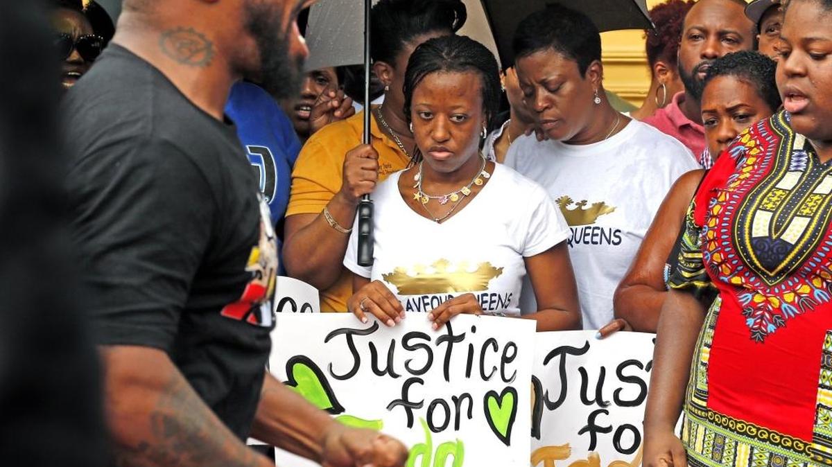 La madre de Jada Page, Rosalind Brown, en un evento para pedir justicia por la muerte de su hija y condenar las muertes por armas de fuego.