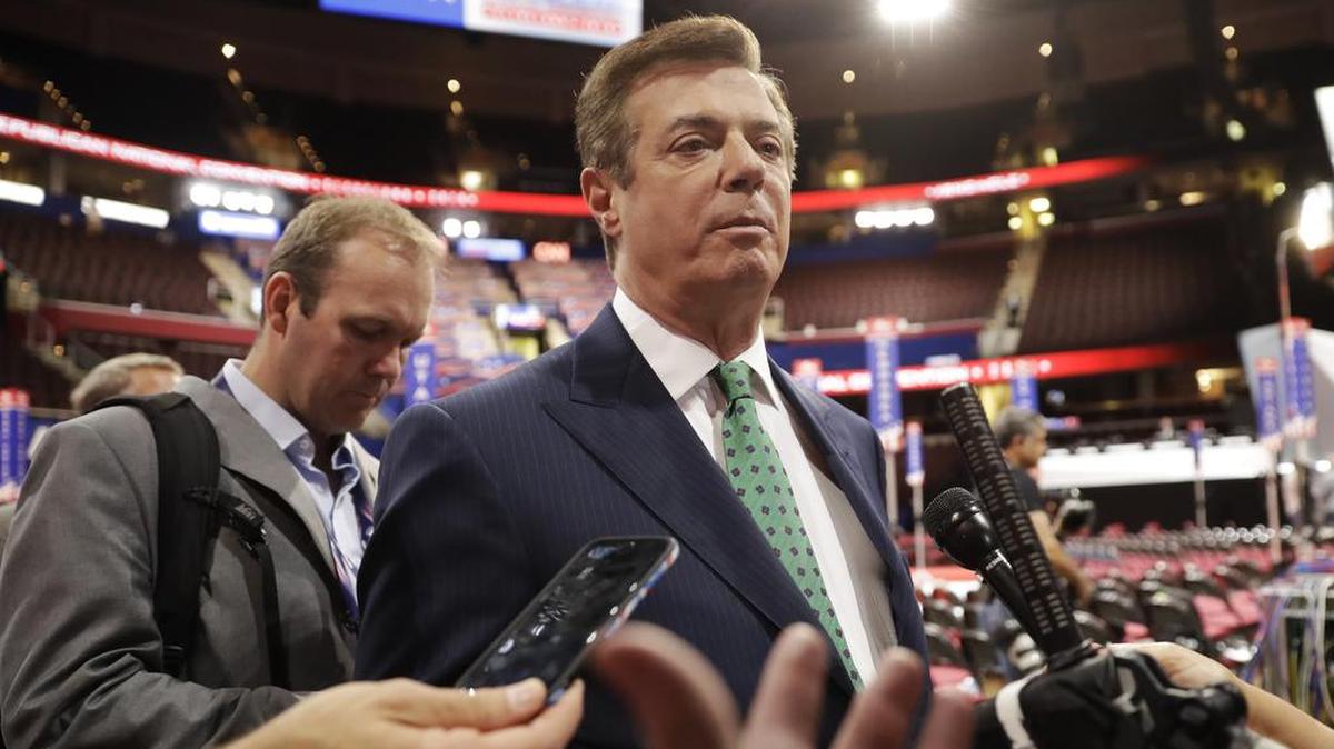Paul Manafort, ex presidente de la campaña electoral de Donald Trump, habla con la prensa en julio del 2016 en la Convención Nacional Republicana en Cleveland. Manafort ha sido encausado por conspiración contra EEUU y lavado de dinero.
