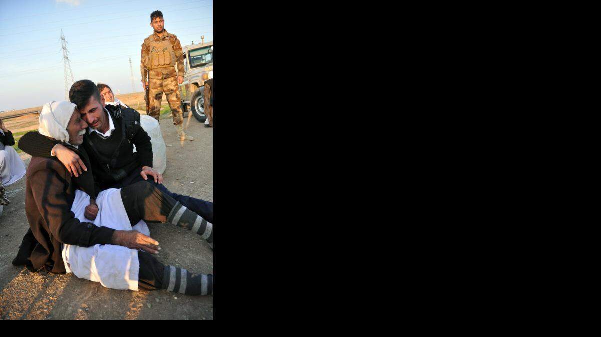 
Un hombre abraza a un anciano de la secta cristiana yazidi tras ser liberado por militantes islámicos en el norte de Irak, el pasado enero.
