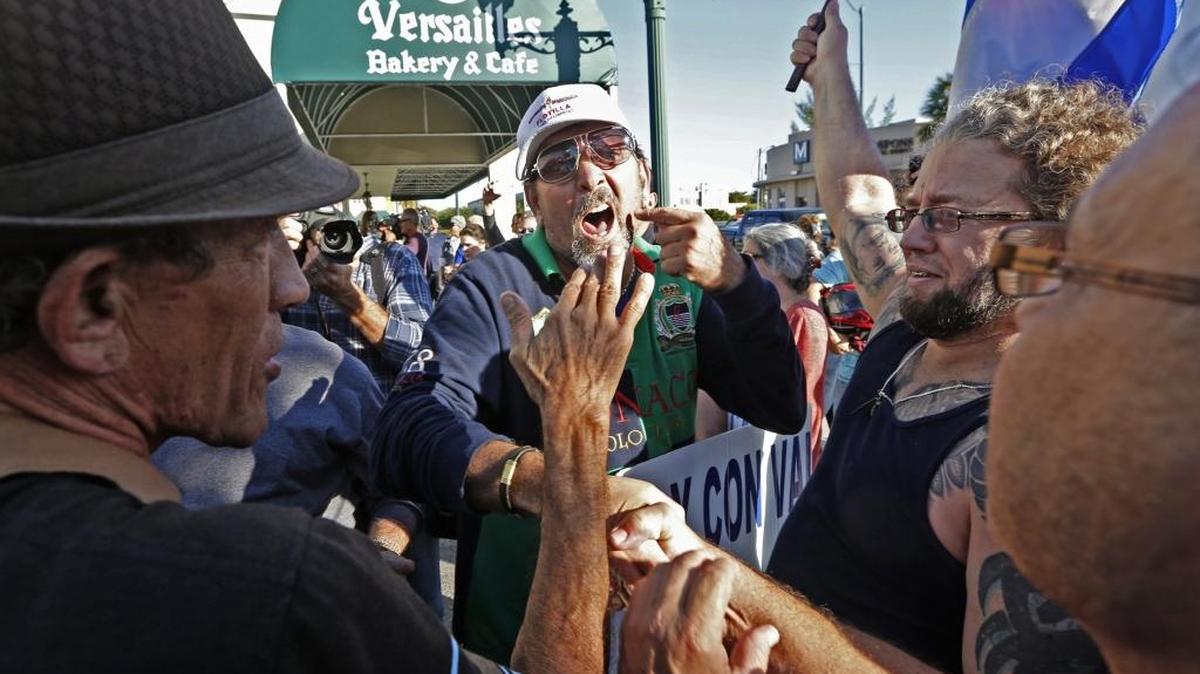 Personas protestan frente al restaurante Versailles por la decisión del entonces presidente Barack Obama de normalizar las relaciones diplomáticas entre EEUU y Cuba, el 17 de diciembre del 2014.