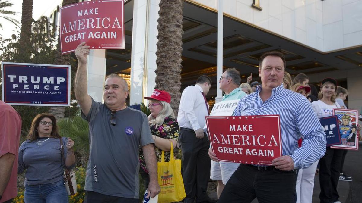 Seguidores de Donald Trump muestran su apoyo por e candidato republicano frente al Trump International Hotel en Las Vegas, Nevada, el martes pasado. Trump está en las encuestas por debajo de su rival demócrata, Hillary Clinton.