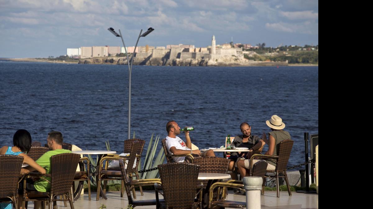 
Un grupo de turistas descansa en el hotel Nacional, a la vista del Castillo del Morro, en La Habana, el pasado 17 de diciembre, cuando el presidente Obama anunció el restablecimiento de las relaciones con Cuba.
