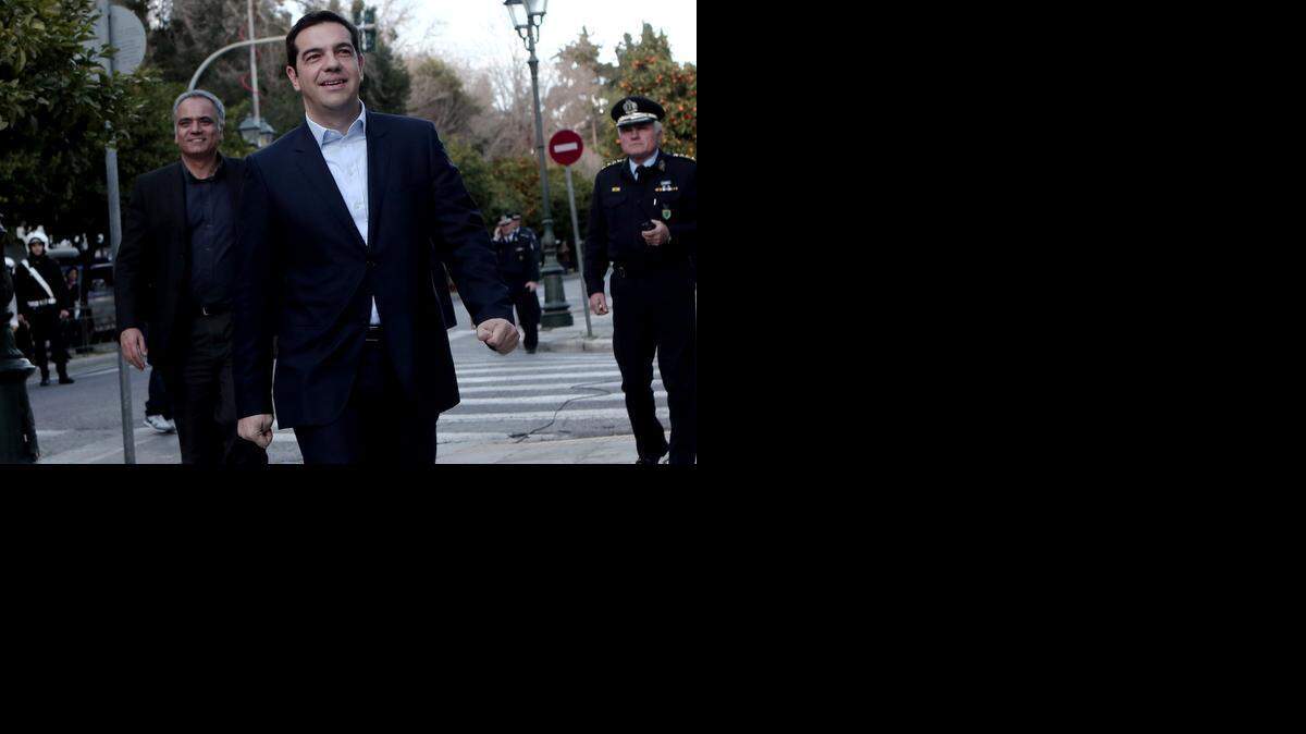 
El líder del partido griego Syriza, Alexis Tsipras, llega al Palacio Presidencial en Atenas, el lunes pasado, para prestar juramento como primer ministro de Grecia.
