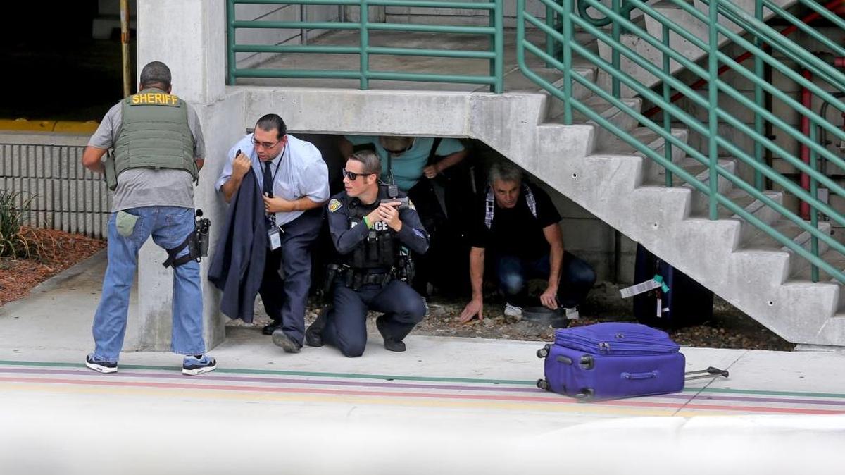 La policía vigila el área en el exterior del Aeropuerto Internacional de Fort Lauderdale-Hollywood el 6 de enero.