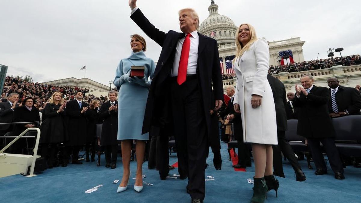 El presidente Donald Trump saluda al público después de jurar su cargo en el Capitolio de Washington, junto a su esposa, Melania (izq.), y su hija Tiffany.