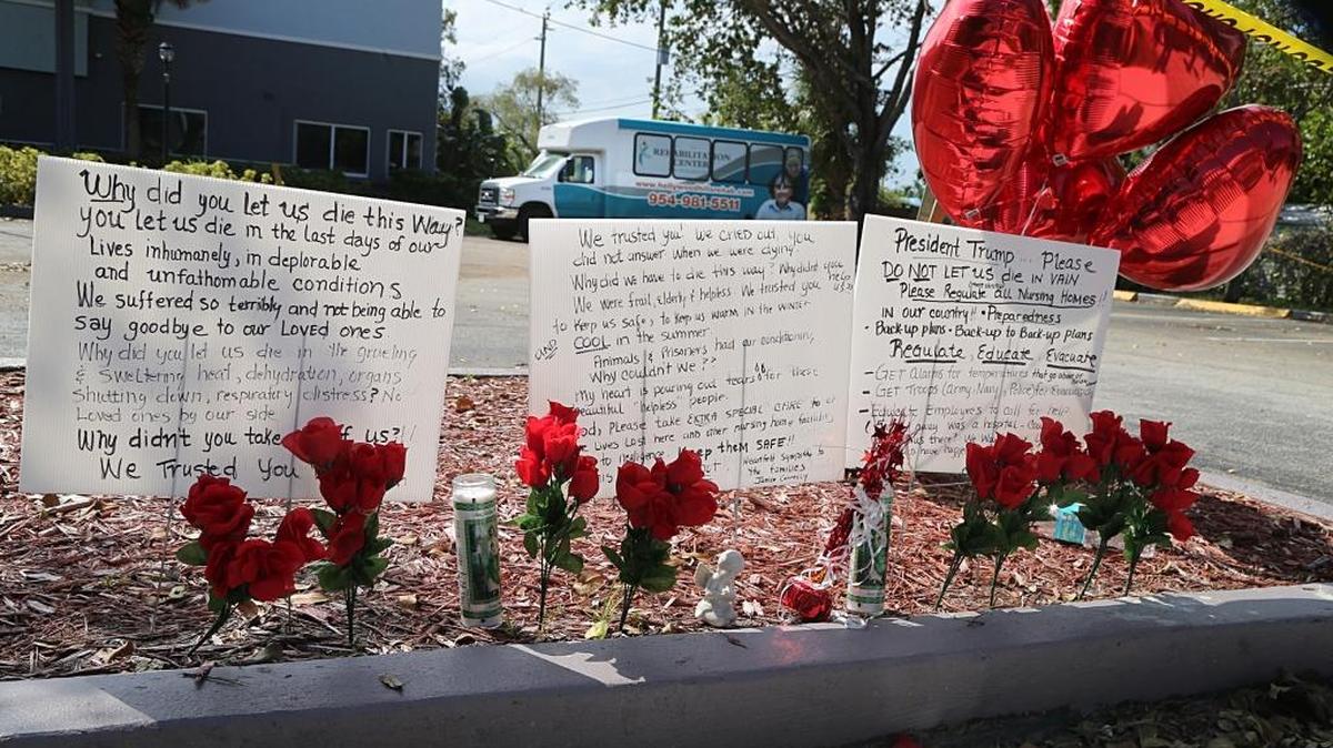 Mensajes de pesar por la muerte de ochos ancianos, dejados en la acera del Rehabilitation Center de Hollywood Hills. Estos ancianos fueron dejados sin aire acondicionado después del huracán Irma, el 14 de septiembre.