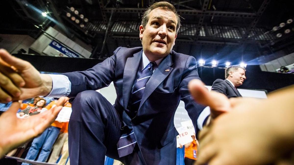 El senador y candidato republicano Ted Cruz saluda a sus partidarios después de pronunciar un discurso en la Asamblea Republicana del Estado de Colorado, realizada en Colorado Springs el sábado pasado.