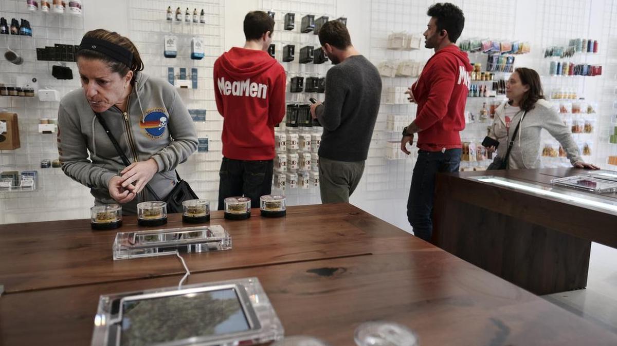 Varios clientes observan productos de marihuana en un expendio de cannabis en Los Angeles llamado MedMen, el 21 de diciembre.