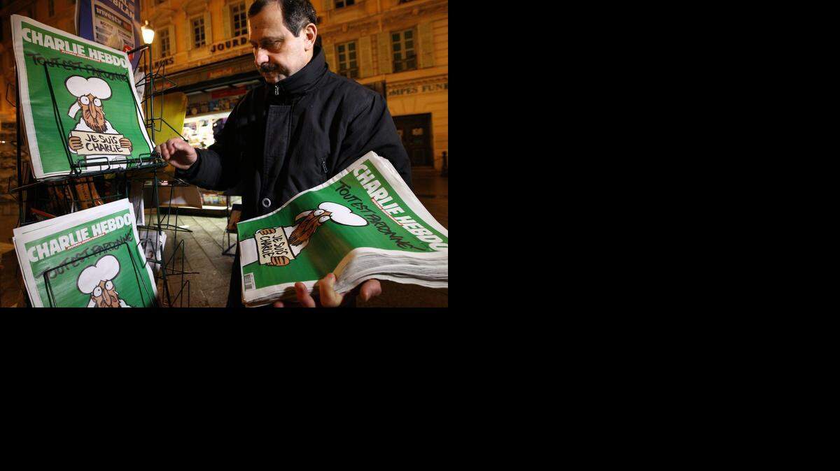 
Largas filas se formaron este miércoles en quioscos de periódicos en Francia, entre ellos este en Niza, para comprar la última edición de la revista satírica Charlie Hebdo.
