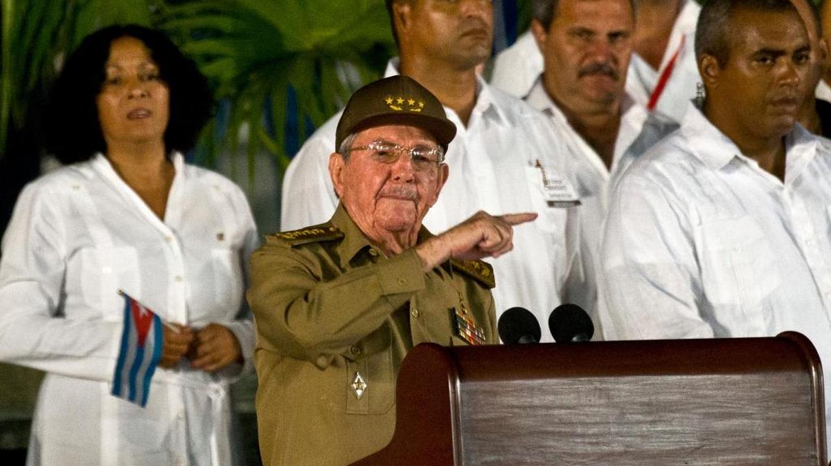 El gobernante cubano Raúl Castro habla durante el homenaje al fallecido ex gobernante cubano Fidel Castro en la plaza Antonio Maceo en Santiago de Cuba, el 3 de diciembre.
