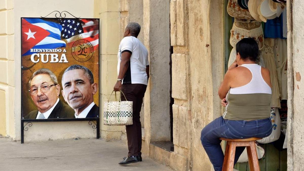 Un afiche de Raúl Castro y Barack Obama en una calle de La Habana, el 17 de marzo del 2016, como parte de los preparativos de la visita del presidente Obama.