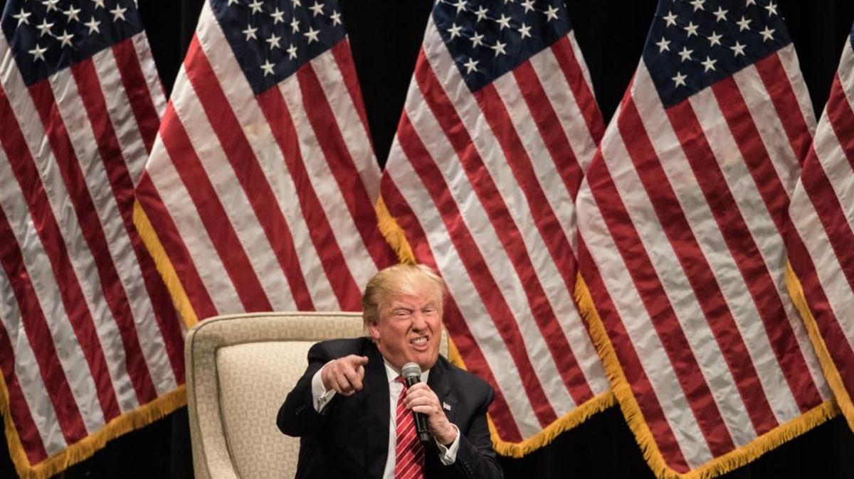 El candidato republicano Donald Trump se dirige a sus simpatizantes en la Universidad Lenoir-Rhyne, en Hickory, Carolina del Norte, este lunes. Recientemente se han producido enfrentamientos violentos en actos de la campaña de Trump.