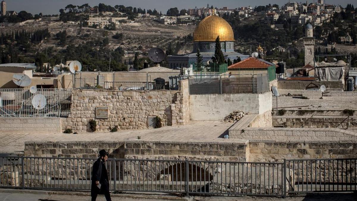 Un hombre camina en la azotea de un mercado frente a la mezquita de Al-Aqsa, en Jerusalén, el 10 de diciembre. La decisión del presidente Donald Trump de reconocer a Jerusalén como la capital de Israel ha agravado las tensiones en la volátil región.