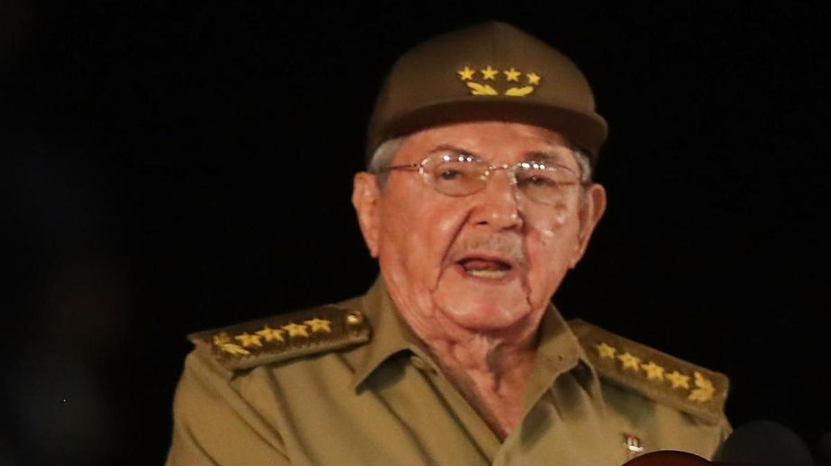 El gobernante cubano Raúl Castro habla en Santiago de Cuba el 3 de diciembre del 2016, en funeral de Fidel Castro.