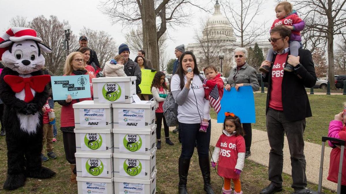 Un grupo de personas se reúne cerca del Capitolio de Washington, este martes, para mostrar su apoyo a la televisión pública.