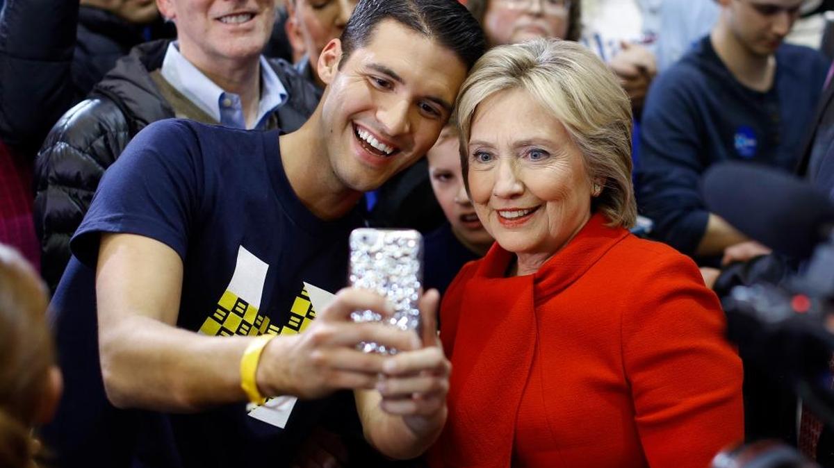 La candidata presidencial demócrata Hillary Clinton se toma un selfie con un partidario en la escuela secundaria de Valley Southwoods, en West Des Moines, Iowa, el domingo pasado.