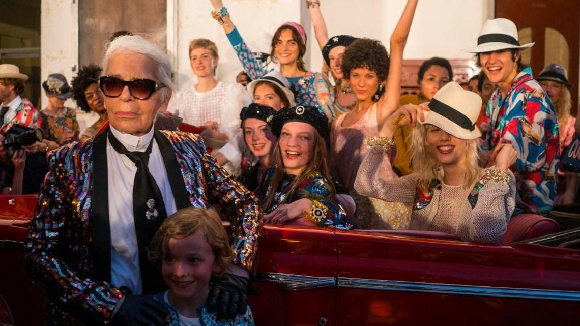 El diseñador Karl Lagerfeld (izq.) con algunas de las modelos del desfile ‘Crucero’ de Chanel, en el Paseo del Prado en La Habana, el 3 de mayo.