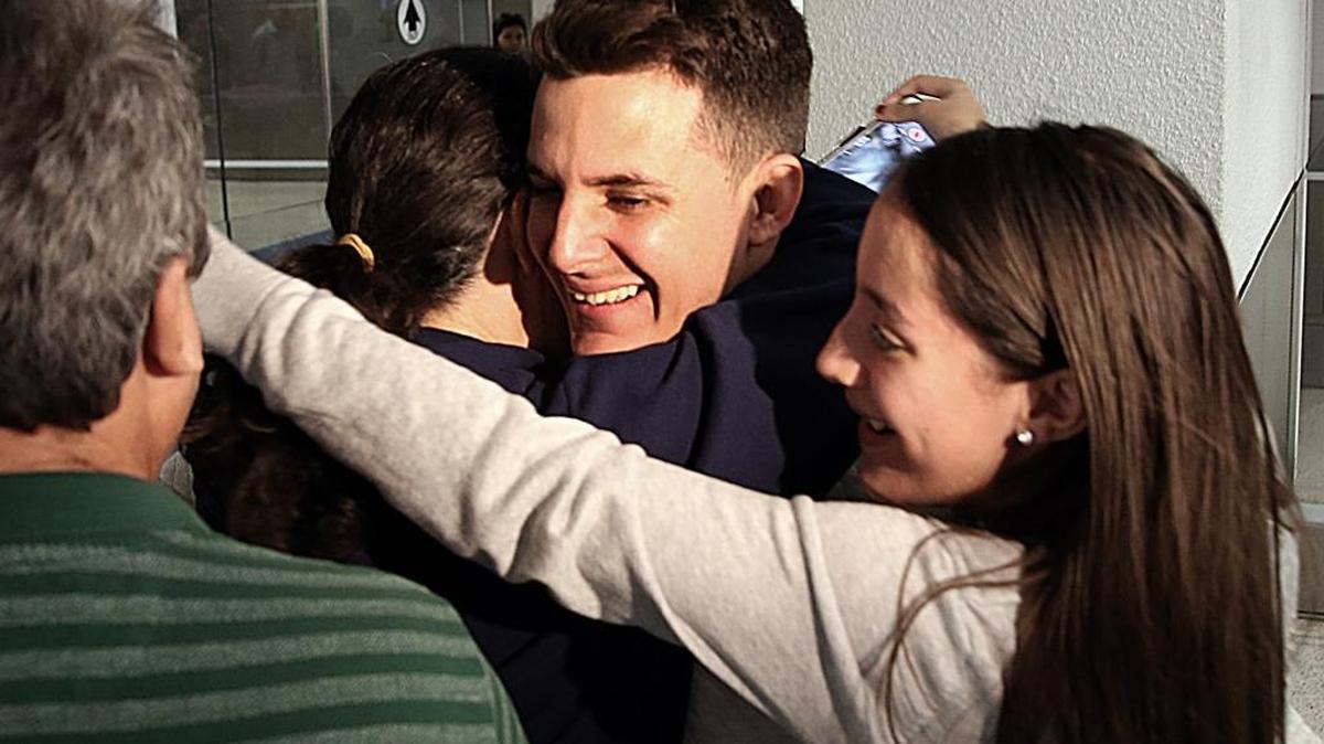 En esta foto de archivo, el cubano Javier Rodríguez Ayala es recibido por su familia en el Aeropuerto Internacional luego de haber recibido un parole.