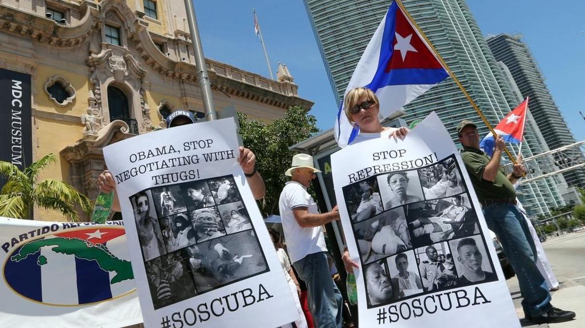 Un grupo de exiliados participa en la manifestación en oposición al gobierno cubano #Todosmarchamos, el 12 de julio del 2015, en la Torre de la Libertad en Miami.