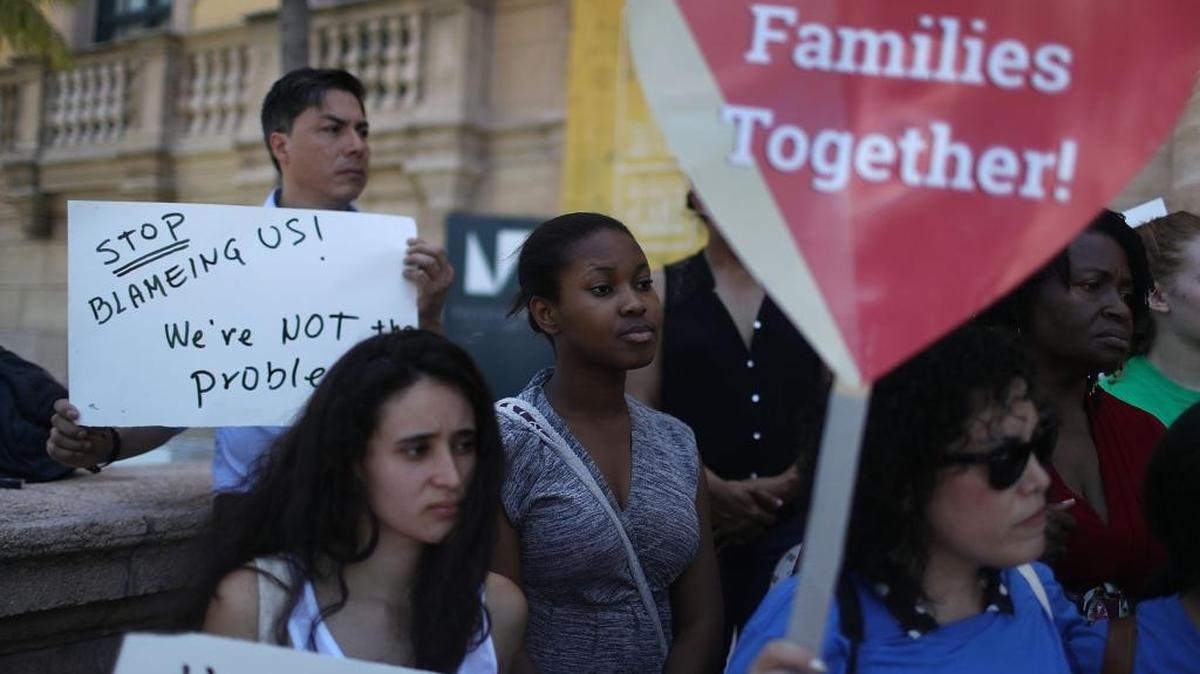 Activistas a favor de los inmigrantes, trabajadores y familias se manifestaron frente a la Torre de la Libertad para protestar por la decisión de la Corte Suprema de negar la implementación de los programas que beneficiarían a padres e hijos nacidos en EEUU para permanecer en el país.