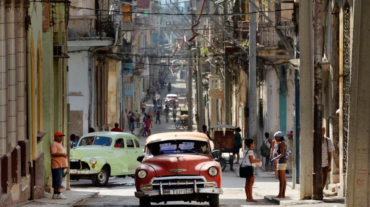 Vecinos en actividad en una calle de La Habana en marzo de este año.