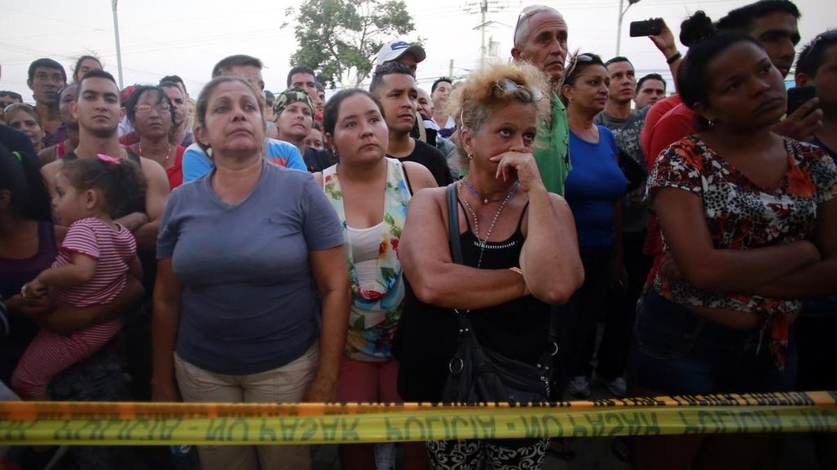 Inmigrantes cubanos observan en La Cruz, Costa Rica, al primer grupo que prosigue su viaje a Estados Unidos, después de estar más de tres meses en el país centroamericano.