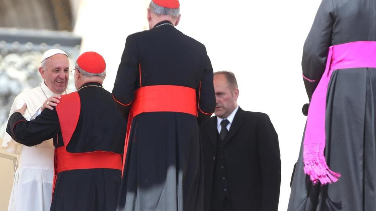 El papa Francisco saluda el entonces arzobispo de La Habana, el cardenal Jaime Ortega Alamino, en el Vaticano en junio del 2015.