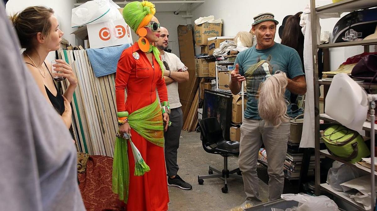 El artista David Rohn (extrema der.) y su pareja, Adora (centro) le dan la bienvenida a un grupo de visitantes a su estudio en Fountainhead Studios en Little Haiti, como parte de la celebración de Celebrate Orgullo Hispanic LGBT, el 1ro de octubre.