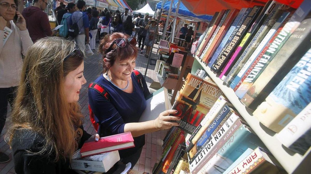 Residentes de Miami en el quiosco de las Bibliotecas Públicas de Miami-Dade, durante la pasada Feria del Libro.