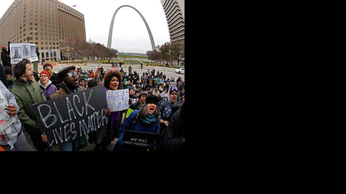 
Una multitud protesta este miércoles en St. Louis tras la decisión del gran jurado de no acusar al policía que mató a Michael Brown en Ferguson.
