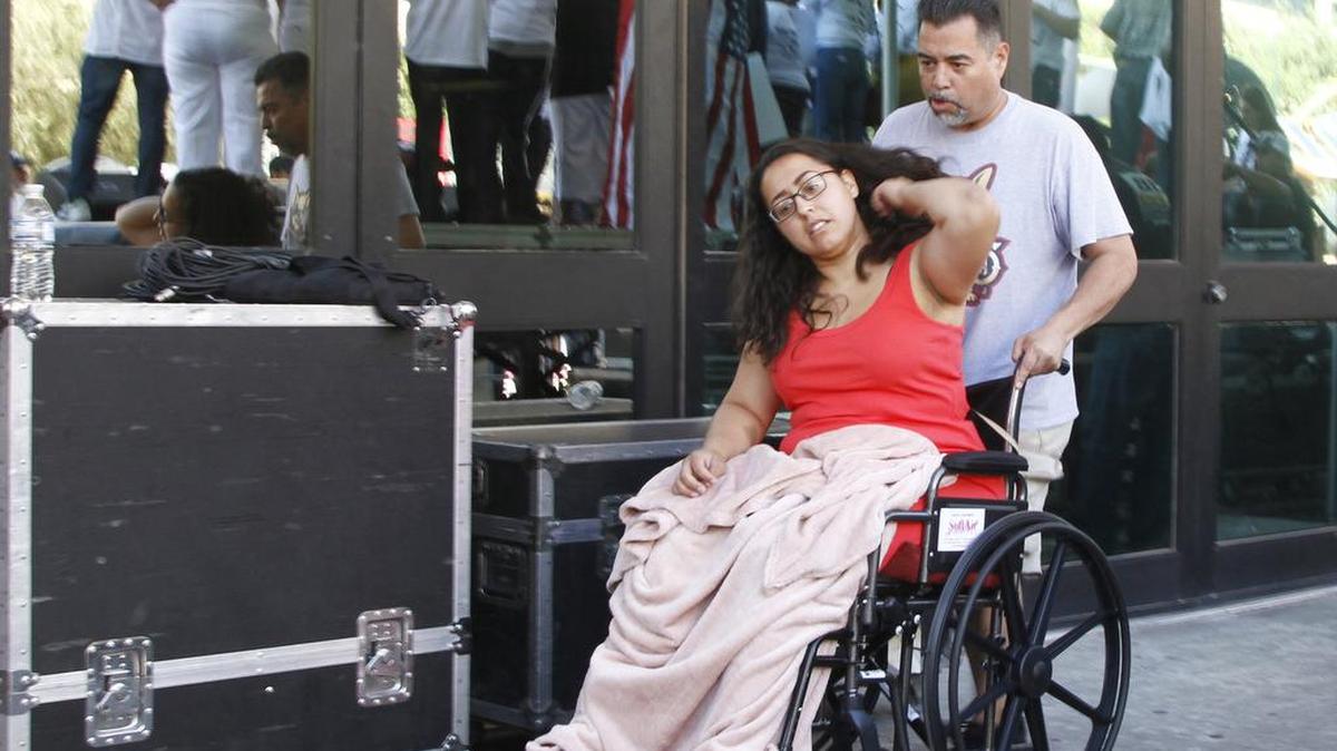 Jessica Coca García, en silla de ruedas, y su esposo (no está en la foto) fueron dos de las personas heridas en el tiroteo en la tienda Walmart en El Paso, Texas, que causó 22 muertes. El sábado 10 de agosto, García habló de su experiencia en la “Marcha Por La Unidad de America”, en El Paso.