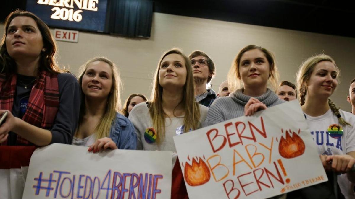 Partidarias del senador Bernie Sanders esperan la llegada del candidato al centro de convenciones SeaGate en Toledo, Ohio, el viernes.
