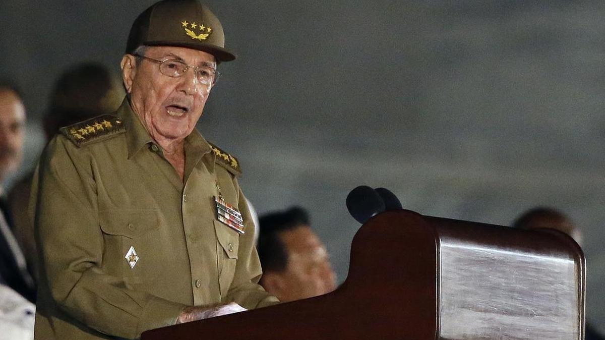 El gobernante cubano Raúl Castro aplazó su retiro del poder hasta el próximo abril.