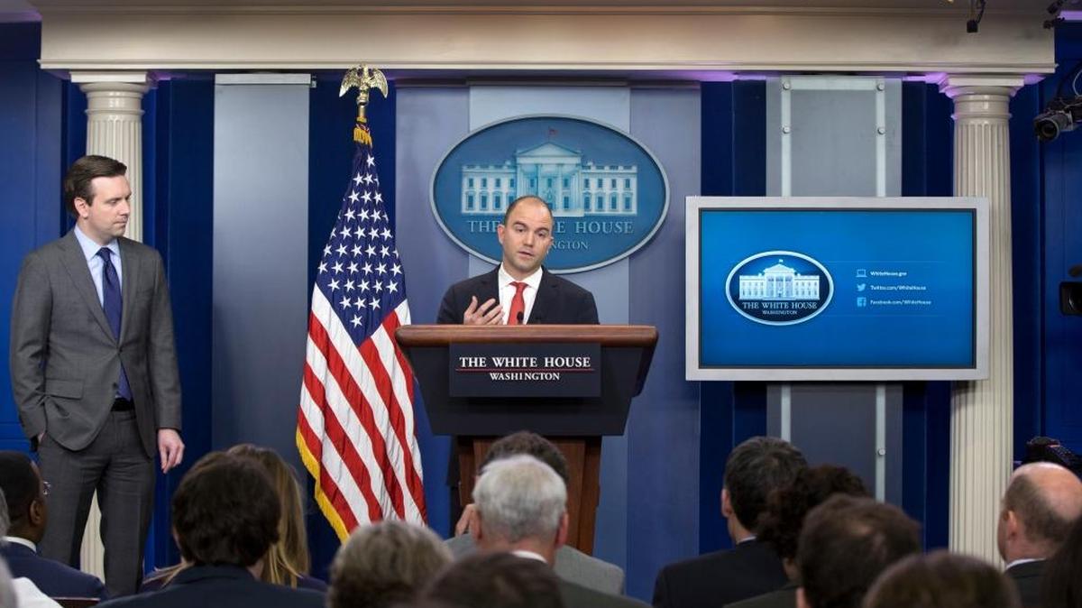 Ben Rhodes, asesor adjunto de Seguridad Nacional de la Casa Blanca, y el secretario de prensa de la Casa Blanca, Josh Earnest, el 18 de febrero, en el anuncio del viaje a Cuba del presidente Obama.