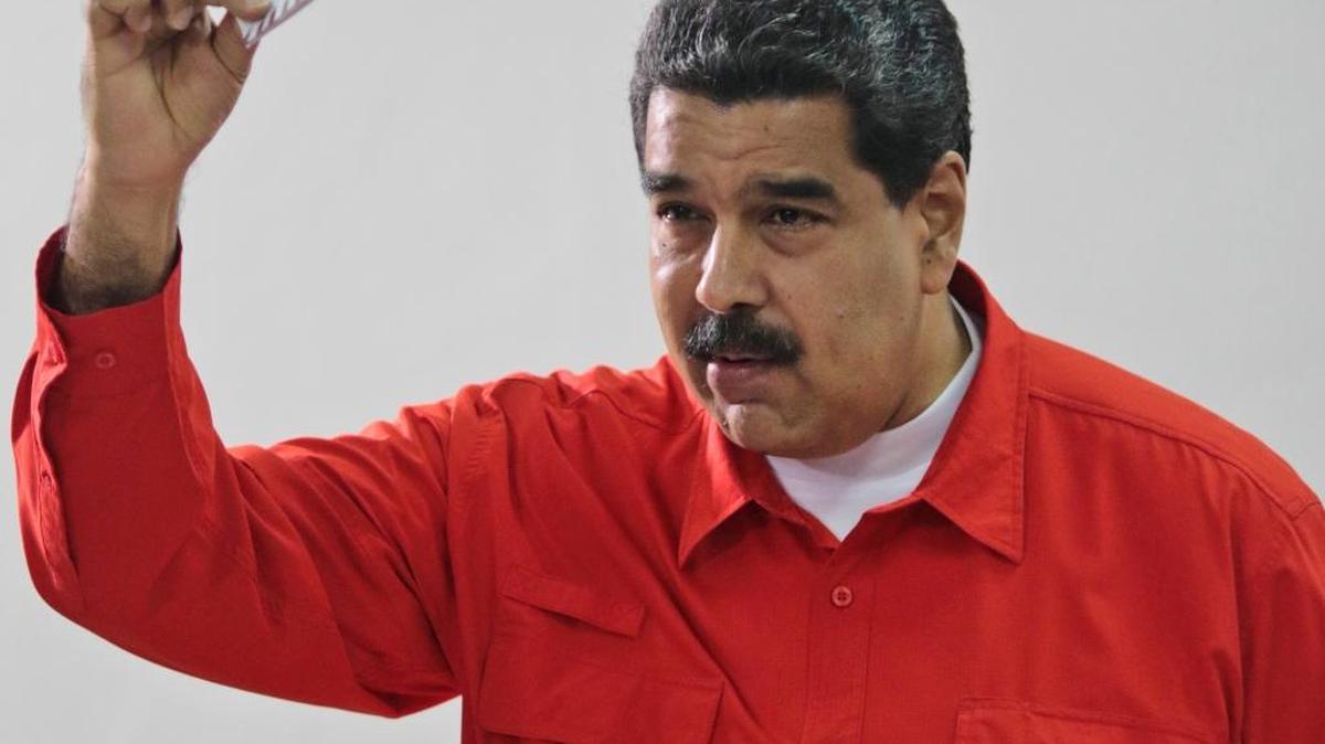 El gobernante venezolano Nicolás Maduro muestra su boleta para votar por la Asamblea Constitucional, en Caracas.