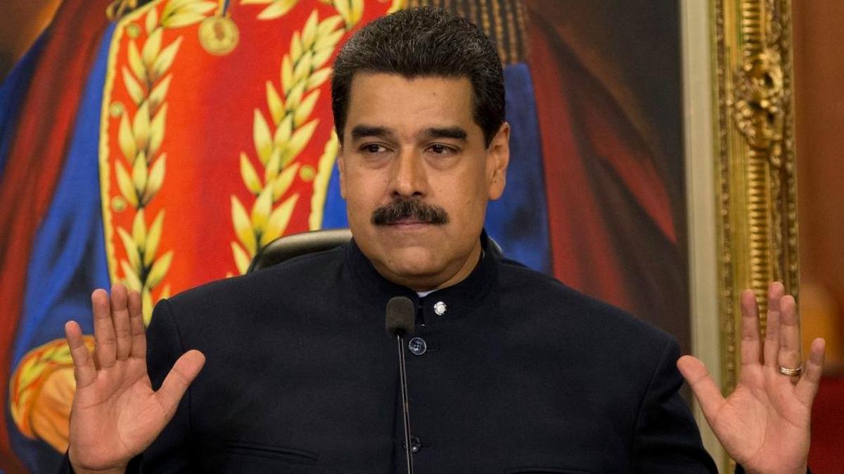 El gobernante venezolano Nicolás Maduro en una conferencia en el palacio de Miraflores, en Caracas, el 17 de octubre. Entre otras tácticas fraudulentas, Maduro invalidó más de 1 millón de votos de oposición evitando que las personas en bastiones de la oposición emitieran sus votos.