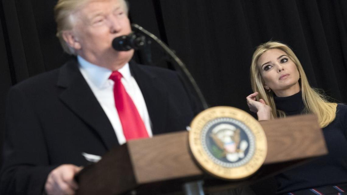 El presidente Donald Trump da un discurso en el Smithsonian National Museum of African American History & Culture y su hija Ivanka Trump lo observa, el 21 de febrero en Washington, DC.