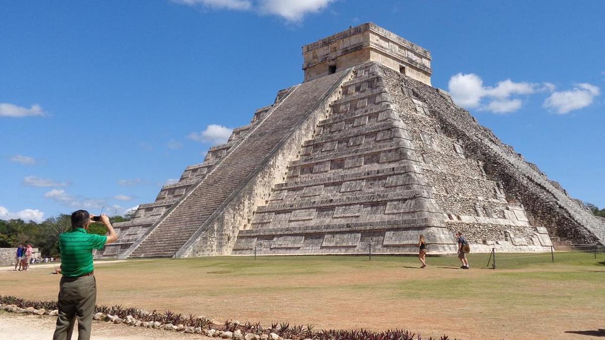 Un turista fotografía el Templo de Kukulkán, en Chichén Itzá. El Departamento de Estado de EEUU ubica a México en la misma categoría de riesgo para los viajeros que España, Francia, el Reino Unido, Alemania, Bélgica y Dinamarca.