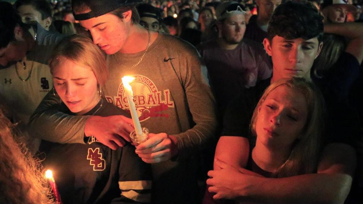 Estudiantes de la escuela secundaria Marjory Stoneman Douglas participan en una vigilia por las víctimas de la masacre del 14 de febrero.