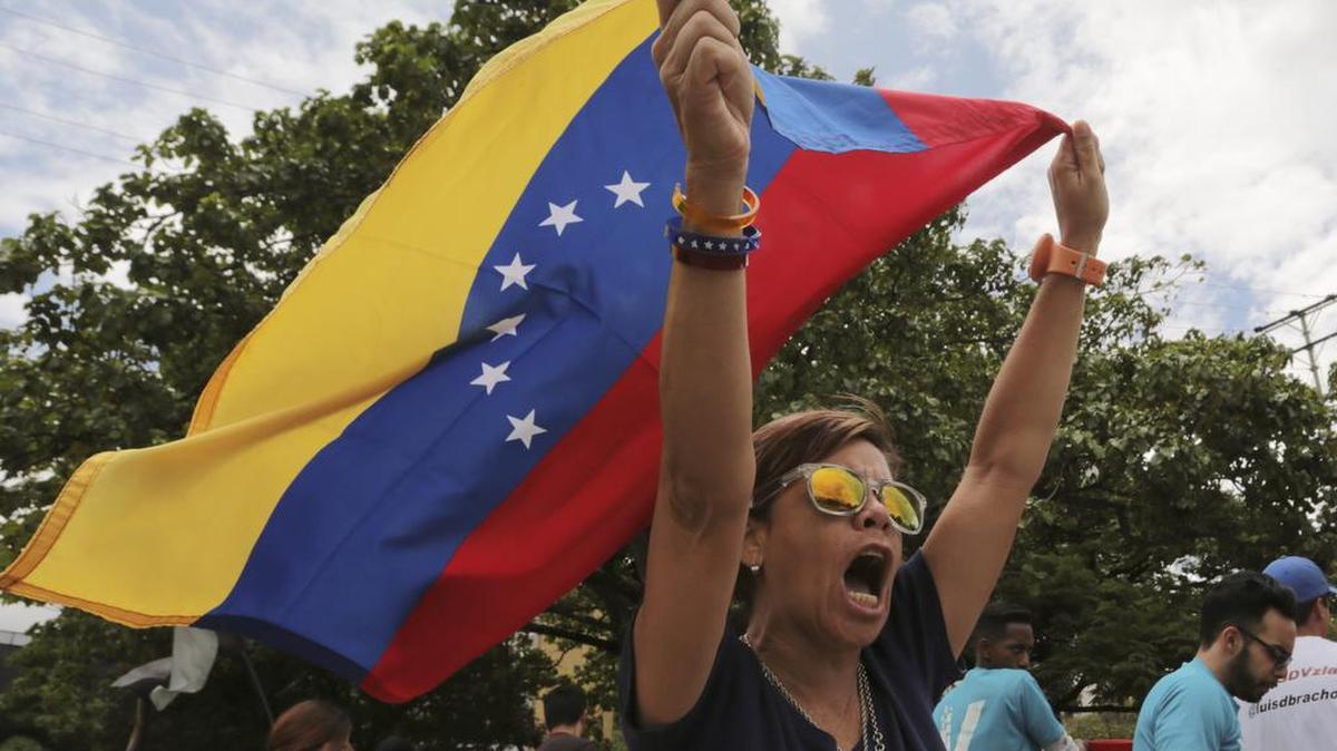 Opositores al presidente de Venezuela, Nicolás Maduro, protestan en Caracas el 21 de mayo, un día después de las elecciones que Maduro ganó y que fueron boicoteadas por la oposición.