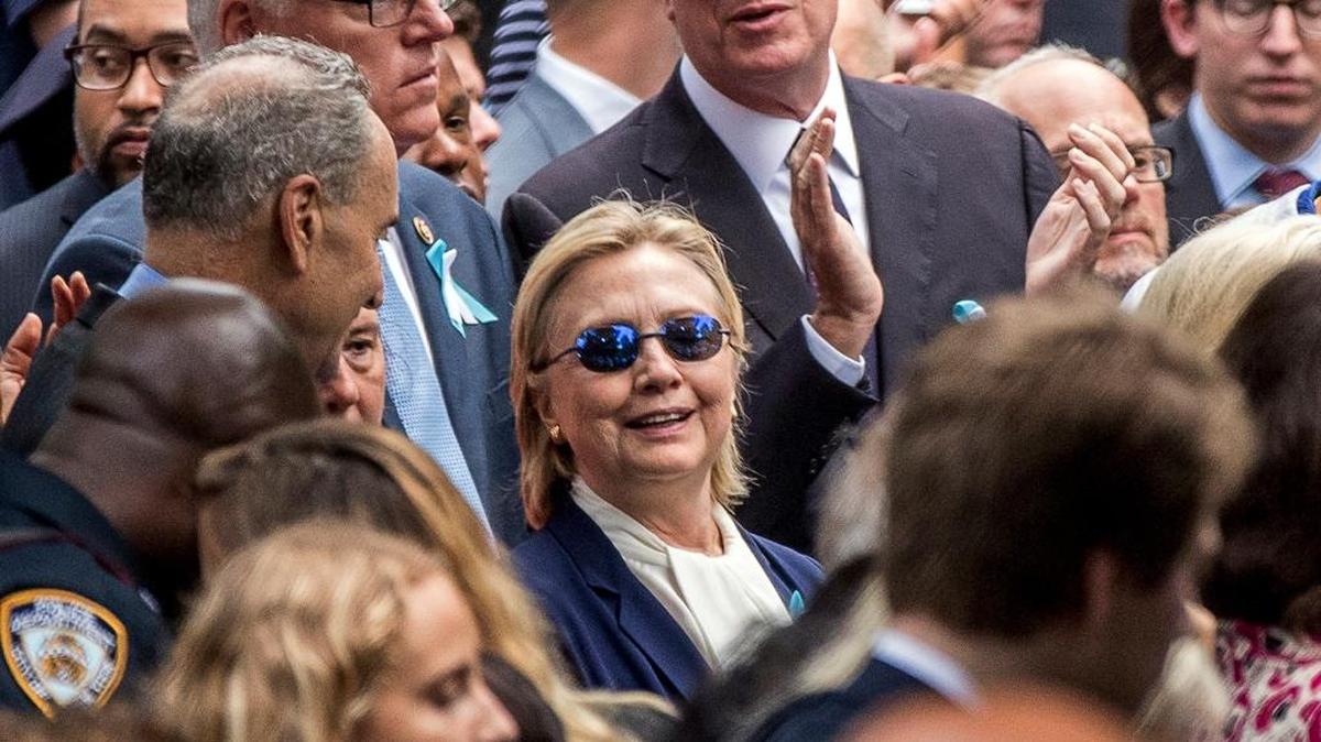 La candidata demócrata Hillary Clinton (centro) con los senadores Chuck Schumer y Joseph Crowley, y el alcalde de Nueva York, Bill de Blasio (al centro, arriba), en un homenaje a las víctimas del 9/11 en Nueva York.