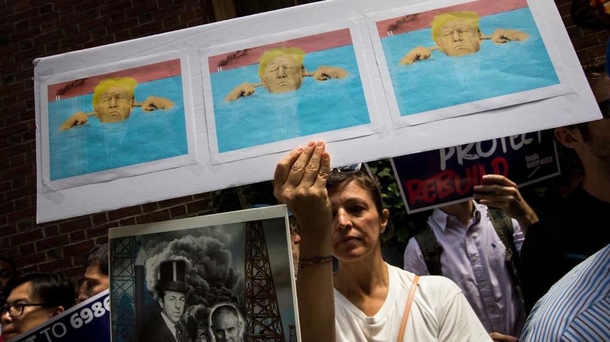 Activistas medioambientales protestan frente al Harvard Club donde se presentaría Scott Pruitt, administrador de la Agencia de Protección Ambiental de EEUU (EPA) el 20 de junio en Nueva York.