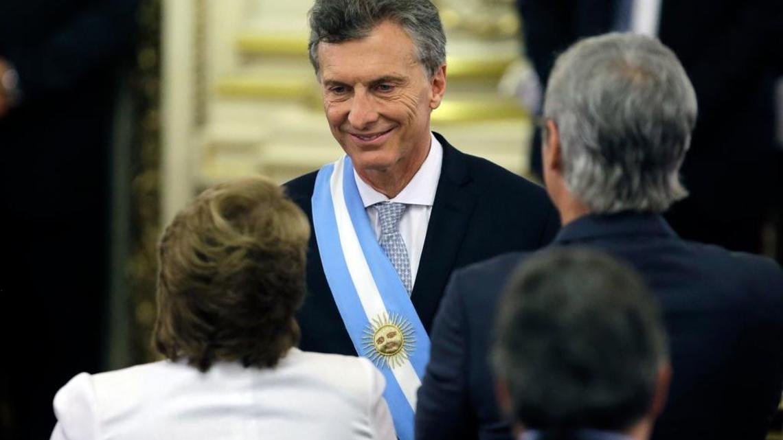 El presidente de Argentina Mauricio Macri saluda a la presidenta de Chile, Michelle Bachelet, en la casa de gobierno en Buenos Aires, el 10 de diciembre.