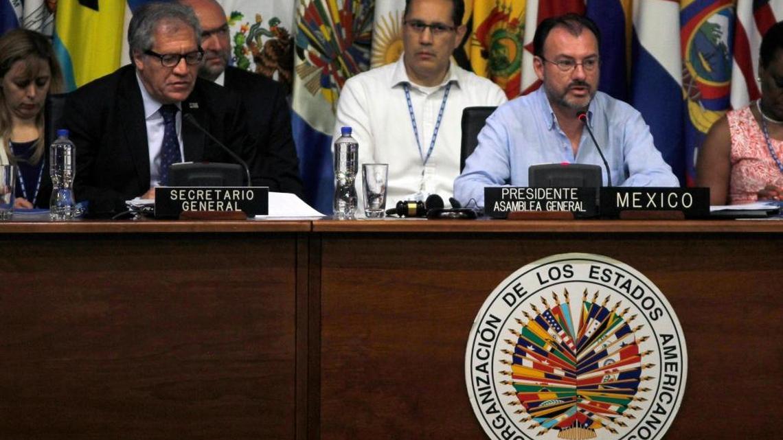 El canciller mexicano Luis Videgaray (der.) y el secretario general de la OEA, Luis Almagro (izq.), presiden la Asamblea General de la OEA en Cancún, México.