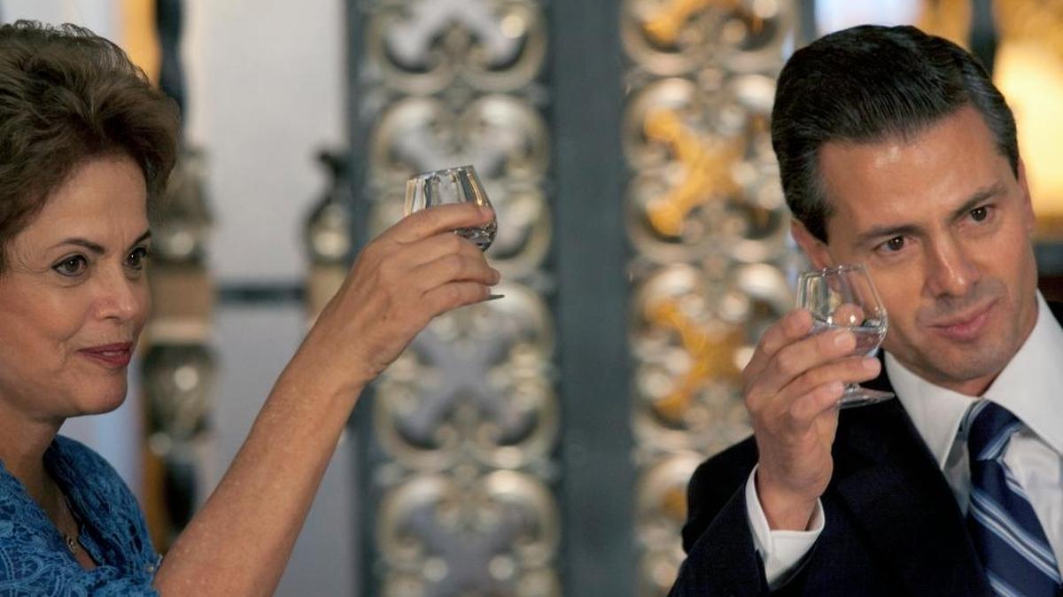 La presidenta de Brasil, Dilma Rousseff, y el de México, Enrique Peña Nieto, brindan en una ceremonia oficial en el Palacio Nacional en Ciudad de México, en mayo. Ambos líderes han contribuido al aumento de estudiantes de su país en EEUU.