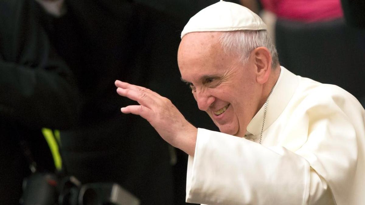 El papa Francisco llega a una audiencia con miembros de la organización de caridad Italian Food Bank Network, en el Vaticano, en octubre del 2015.